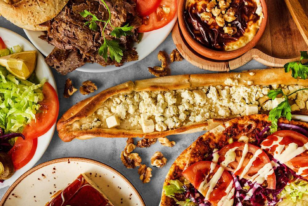 Döner, pide met kaas en lahmacun met salade